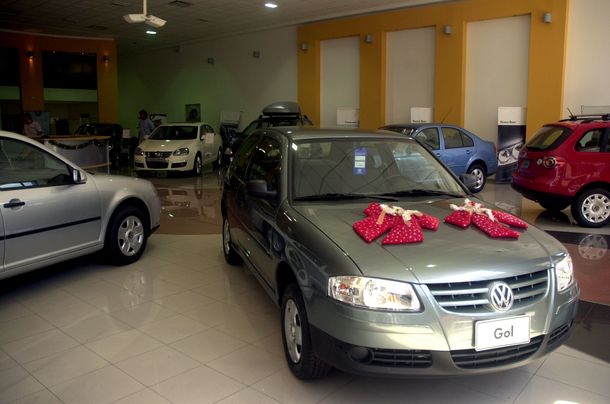 Los concesionarios acusan a las fábricas de no entregar autos suficientes