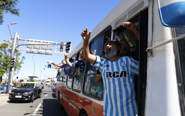 Racing partió hacia a Paraguay con un tremendo banderazo de los hinchas