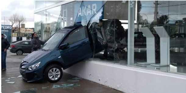 Comodoro Rivadavia: puso en marcha un 0KM en una concesionaria, el auto estaba sin freno y salió por la vidriera