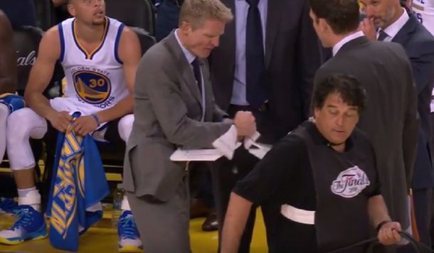 Sacado: entrenador rompió su pizarra de un golpe en plena final