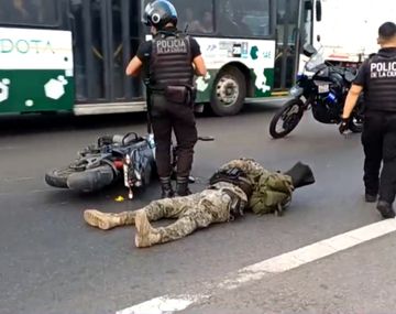 Fuerte choque entre una moto y una camioneta en la General Paz dejó a un policía herido