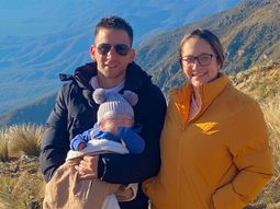 El gendarme Nahuel Gallo junto a su esposa e hijo.