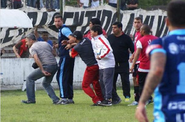 VIDEO: Un partido del ascenso terminó con una batalla campal