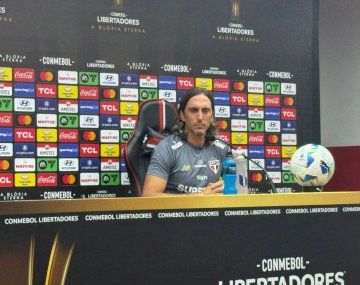 Zubeldía estalló en conferencia tras el escándalo de xenofobia en San Pablo-Talleres