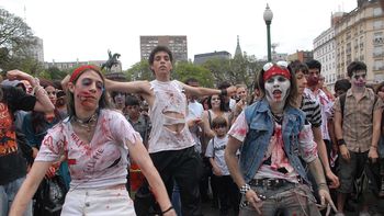 cientos de zombies portenos recorrieron la ciudad