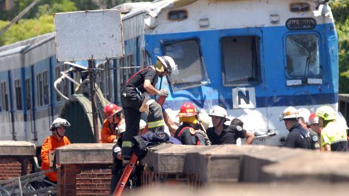 Chocan dos trenes de la ex línea Mitre en Palermo