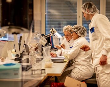 AstraZeneca prometió millones de dosis para Europa, pero recién en febrero