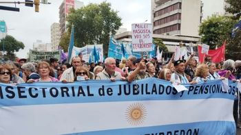 tension en mar del plata: jubilados repudiaron la visita de milei tension en mar del plata: jubilados repudiaron la visita de milei