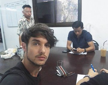 Un modelo se entregó por la explosión en Bangkok: relató su odisea con el humor de Zoolander