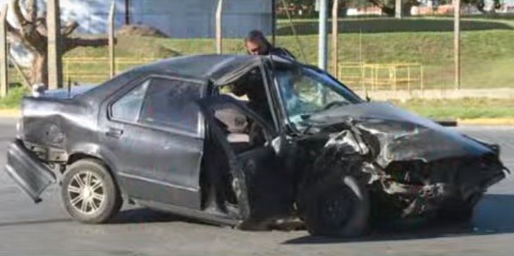 Un auto cruzó en rojo, embistió a otro y murió una persona en Quilmes