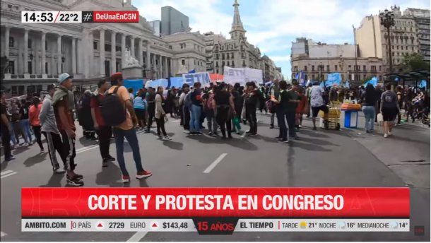 Corte y movilización frente al Congreso por la ley de barrios populares
