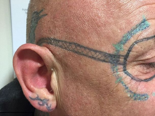 ¿La peor resaca del mundo?: se fue de fiesta y despertó con un horrendo tatuaje en la cara
