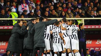 con dos goles de tevez, juventus gano y quedo al borde de un nuevo scudetto con dos goles de tevez, juventus gano y quedo al borde de un nuevo scudetto