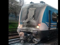 Un tren arrolló y mató a motociclista que cruzaba con las barreras bajas
