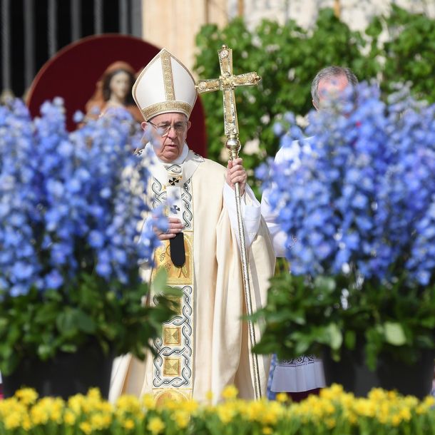 Francisco celebra con los fieles la Misa de Pascua