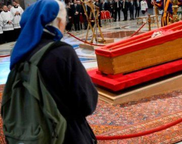 El mensaje de la monja que rompió el protocolo en el funeral del Papa