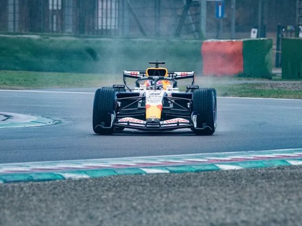 Video: el accidente de Arvid Lindblad en su primera vuelta con el auto 2026 de la F1