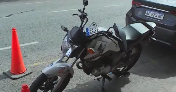 Almagro: un motociclista fue embestido por un auto y se golpeó la cabeza contra el cordón de la vereda