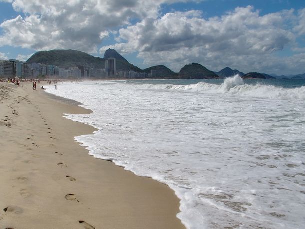 Una ola gigante arrastró a varias personas en Copacabana: hubo más de 500 rescates