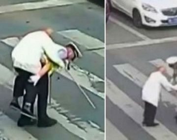 Así ayudó el policía al anciano