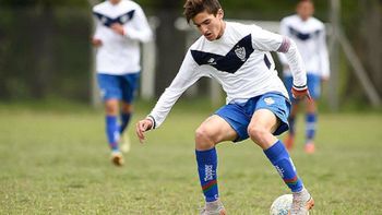 se fugo de velez y fue a probarse a inglaterra: jugara en el manchester city de guardiola se fugo de velez y fue a probarse a inglaterra: jugara en el manchester city de guardiola