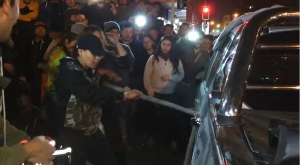 Sorprendió a su marido con su amante y destrozó su camioneta