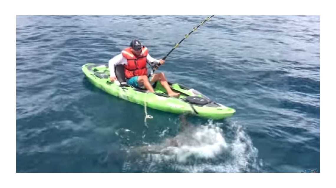 Los riesgos de pescar un tiburón desde un kayak