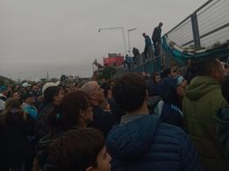 tension en avellaneda: hinchas de racing forzaron el porton del cilindro tras la salida de costas tension en avellaneda: hinchas de racing forzaron el porton del cilindro tras la salida de costas