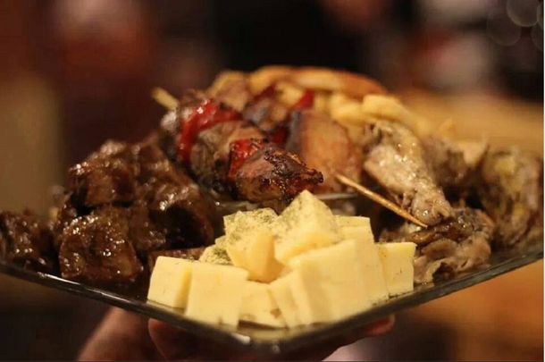 Fingió atragantarse con un preservativo para no pagar la cuenta del restaurante