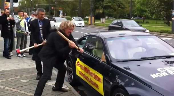 Cansado de las fallas, destrozó a mazazos un BMW