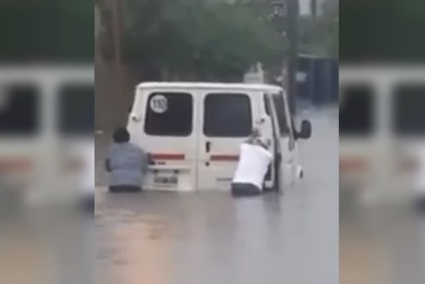 Temporal en Quilmes: se desbordó un arroyó y las calles están intransitables