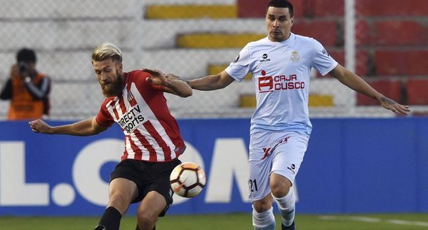 Schunke pelea por la pelota en Perú