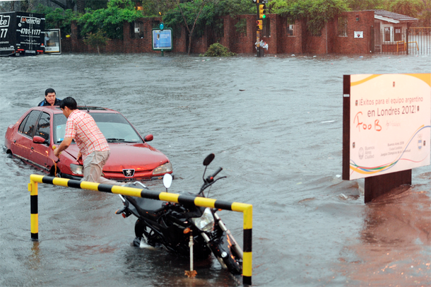 Dos muertos y más de 2.800 evacuados en el Conurbano
