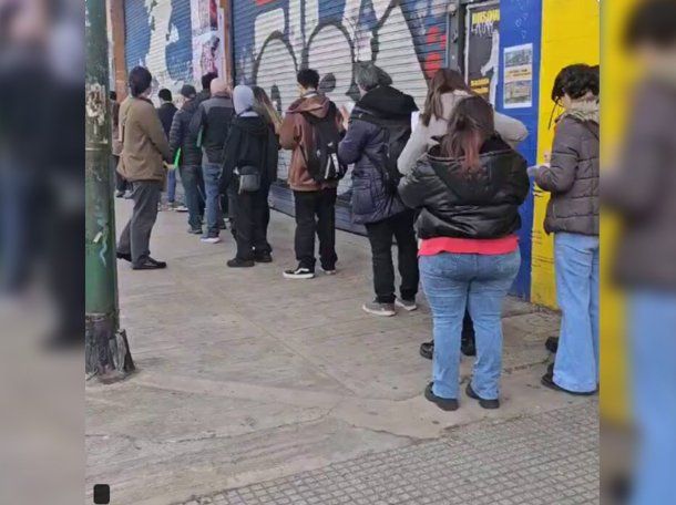 En medio de la crisis, cientos de jóvenes hacen largas colas por su primer trabajo