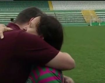 El emotivo abrazo entre un periodista y la mamá de Danilo.