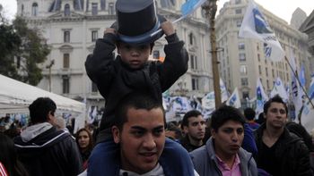 miles de personas en la plaza para participar de los festejos y escuchar a cfk miles de personas en la plaza para participar de los festejos y escuchar a cfk