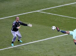 el lujo del arquero mas ridiculo de la eurocopa que opaco a cr7 el lujo del arquero mas ridiculo de la eurocopa que opaco a cr7