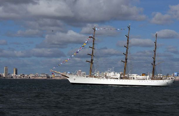Con emotivo recibimiento, la Fragata Libertad llegó a Mar del Plata