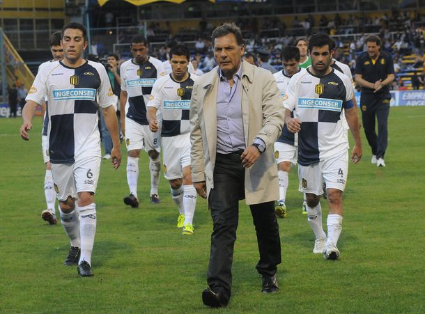 Nuevo escándalo en Rosario Central: jugadores e hinchas a las piñas