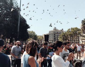 Miles de personas se concentraron en la Plaza de Cataluña