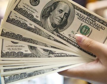 El dólar blue cayó 18 centavos y cotizó a $15
