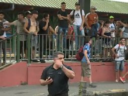 Pasajeros pelean cuerpo a cuerpo con manifestantes que cortan las vías del Roca