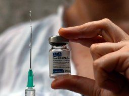 La Sociedad Argentina de Infectología aclara que la vacuna reduce riesgos de internación y muerte