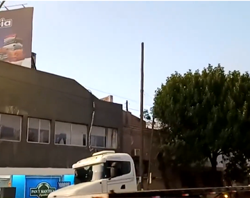 Incendio en una fábrica de bicicletas en Barracas: trabajan siete dotaciones de bomberos en el lugar