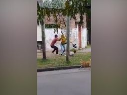 Una mujer con su hija en brazos fue atacada a golpes por su ex