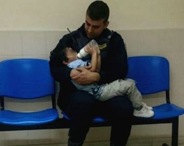 Conmovedor: policías cuidaron de un nene que estaba solo y descalzo