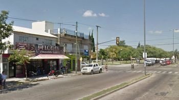 Quisieron robarla en el auto, le dispararon por la ventanilla y se salvó de milagro Quisieron robarla en el auto, le dispararon por la ventanilla y se salvó de milagro