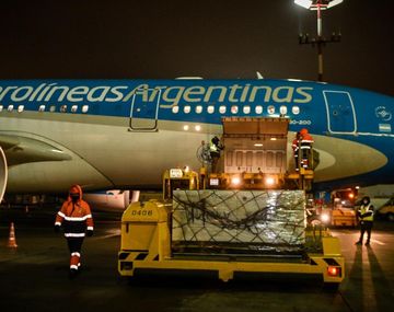 Así fue la carga de la vacuna Sputnik V al avión de Aerolíneas que hará el traslado