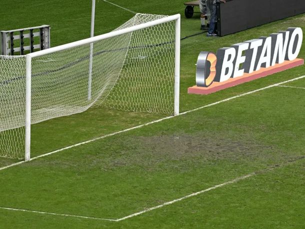 Así estaba el área en un partido de la actual edición de la Copa Libertadores. Conmebol multó a Fluminense por ello. Así estaba el área en un partido de la actual edición de la Copa Libertadores. Conmebol multó a Fluminense por ello. 