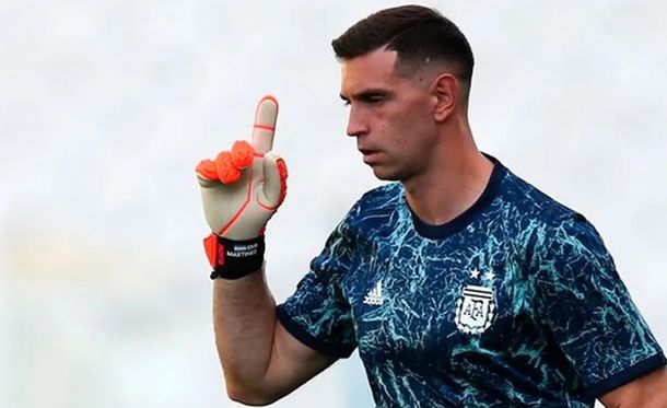 Qué dijo Dibu Martínez sobre su lesión en la rodilla